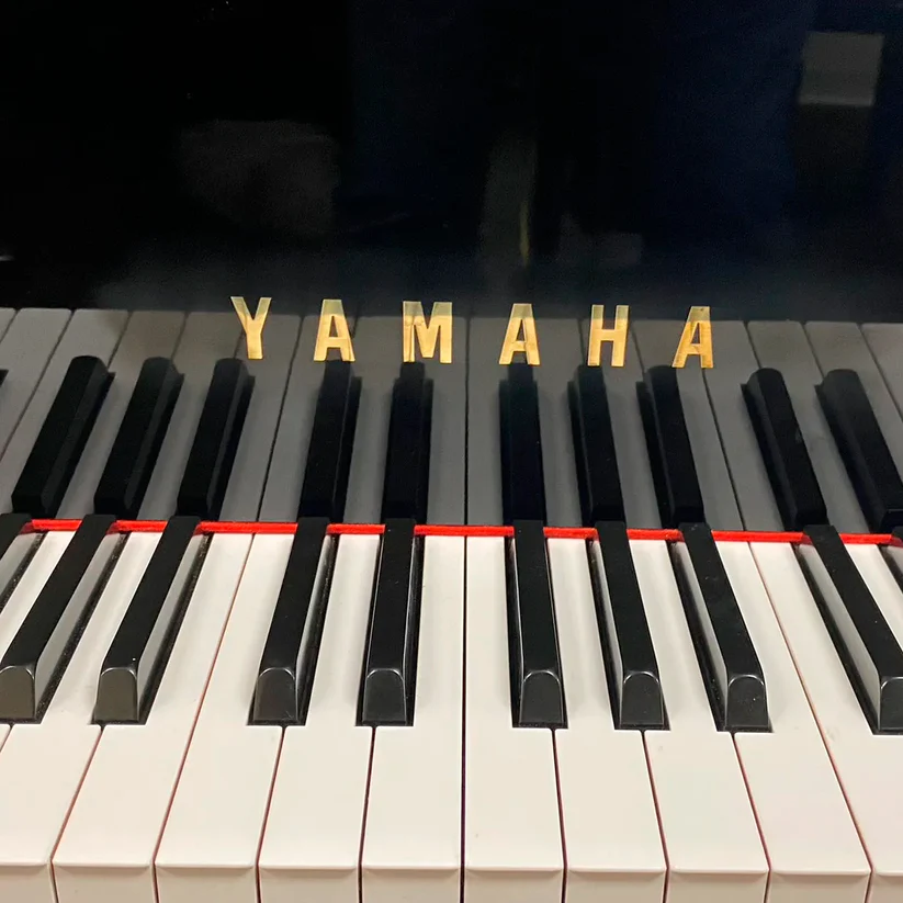 Piano De Cola Acústico YAMAHA GB1K 88 Teclas
